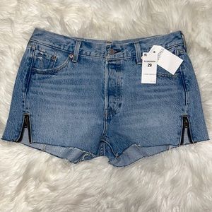 3 for $50🎉NWT Levi side zipper shorts
